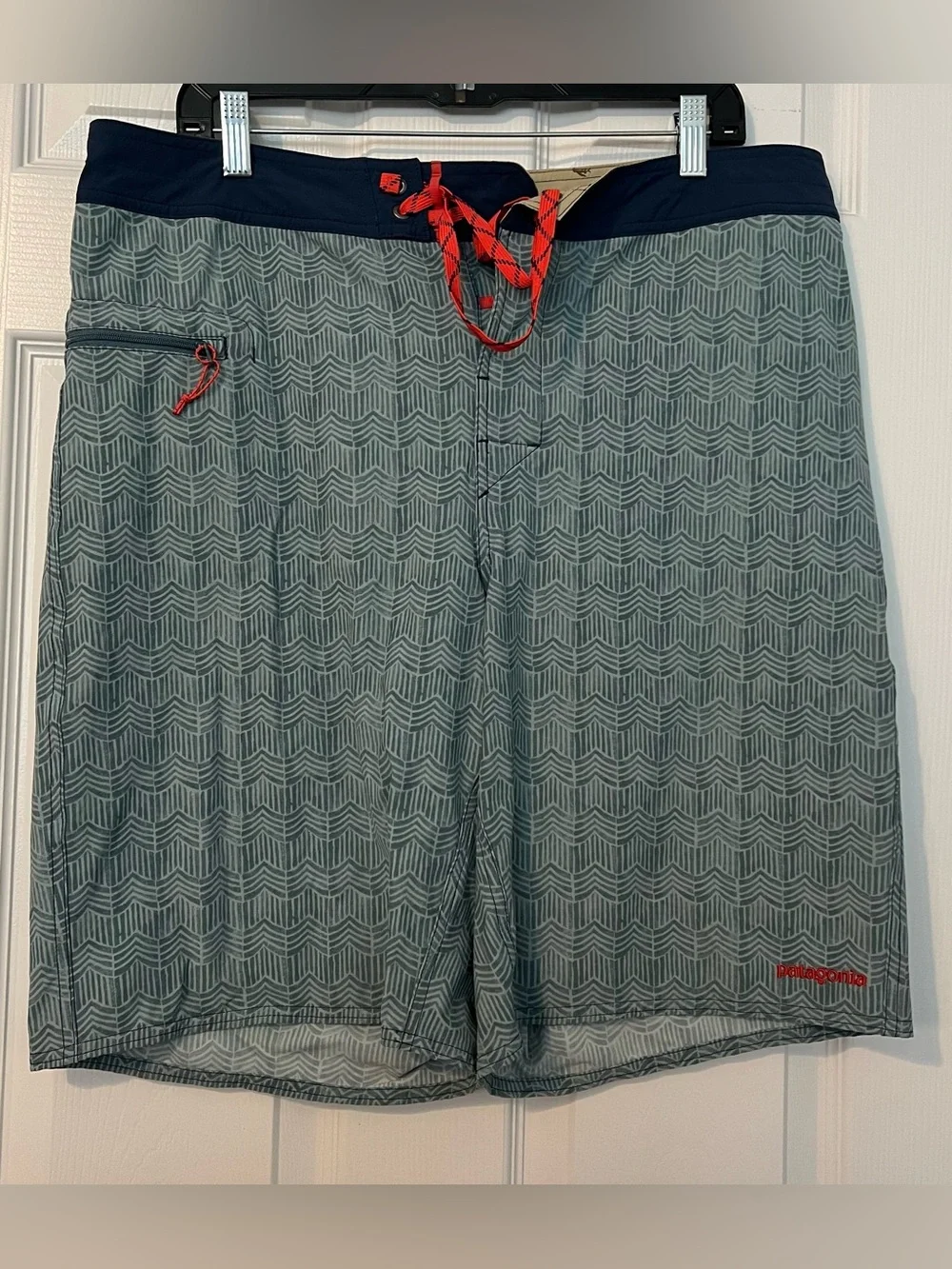 Patagonia Men's Wavefarer Green Patterned Swim Trunks Navy Waistband EUC MSRP 79